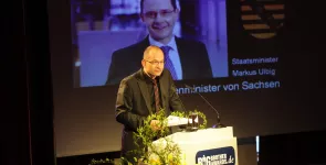 Sönke Hilbrans am Redner.innenpult der BigBrotherAwards 2012.