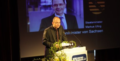 Sönke Hilbrans am Redner.innenpult der BigBrotherAwards 2012.