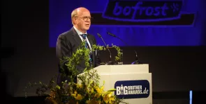 Prof. Dr. Peter Wedde am Redner.innenpult. Im Hintergrund das Bofrost-Logo.
