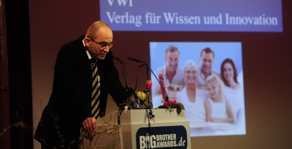 Sönke Hilbrans am Redner.innenpult der BigBrotherAwards 2011.