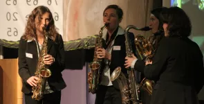Vier Personen mit jeweils einem Saxofon (Band: Fourty Fingers).