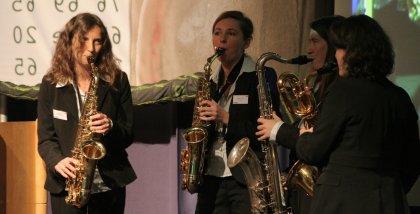 Vier Personen mit jeweils einem Saxofon (Band: Fourty Fingers).