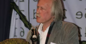 Rolf Gössner am Redner.innenpult.