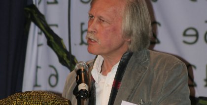 Rolf Gössner am Redner.innenpult.