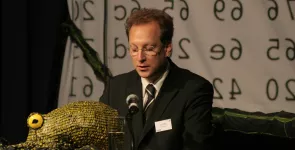 Fredrik Roggan am Redner.innenpult.