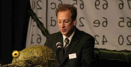 Fredrik Roggan am Redner.innenpult.