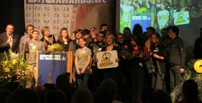 Die Jury und die Helfer.innen stehen nach der Verleihung auf der Bühne.