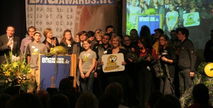 Die Jury und die Helfer.innen stehen nach der Verleihung auf der Bühne.