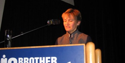 Laudatorin Karin Schuler am Redner.innenpult.