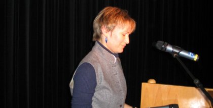 Laudatorin Karin Schuler am Redner.innenpult.