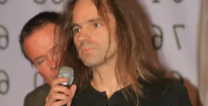 Sebastian Lisken mit einem Mikrofon auf der Bühne der BBAs 2008.