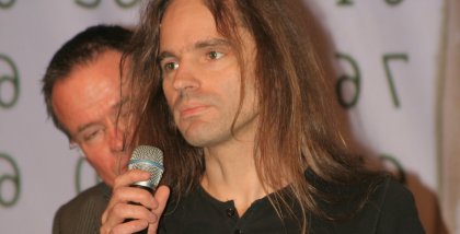 Sebastian Lisken mit einem Mikrofon auf der Bühne der BBAs 2008.