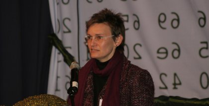 Karin Schuler am Redner.innenpult.