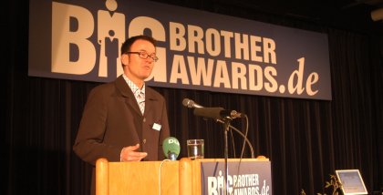 Andreas Liebold am Redner.innenpult.