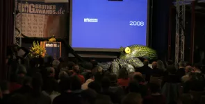 Das Publikum der BBAs 2008 von hinten. Im Zentrum eine blaue Leinwand.