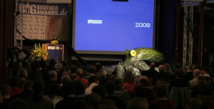Das Publikum der BBAs 2008 von hinten. Im Zentrum eine blaue Leinwand.
