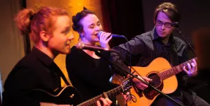 Eine Band (Gitarre, Gesang, Gitarre) performt bei den BBAs.