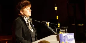 Rena Tangens am Redner.innenpult.
