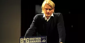 Fredrik Roggan am Redner.innenpult.