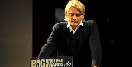 Fredrik Roggan am Redner.innenpult.