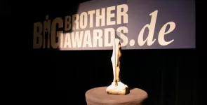 Die Bühne der BBAs 2002 mit der Statue und dem BBA-Schriftzug.