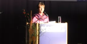 Karin Schuler am Redner.innenpult.