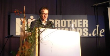 Moderator Andreas Liebold am Redner.innenpult.