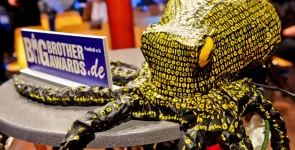 Die Datenkrake auf einem Stehtisch. Daneben ein Aufsteller mit dem BBA-Logo