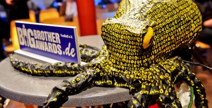 Die Datenkrake auf einem Stehtisch. Daneben ein Aufsteller mit dem BBA-Logo