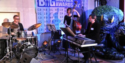 Eine Band (Schlagzeug, Kontrabass, Keyboard) performt ein Musikstück während der BBAs.