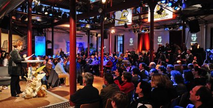 Blick auf das Publikum. Rena hält ihre Laudatio.