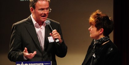 Moderator Andreas Liebold interviewt Rena Tangens.