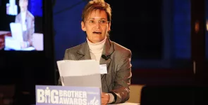 Karin Schuler am Redner.innenpult.