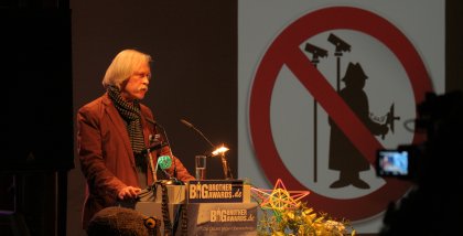 Rolf Gössner am Redner.innenpult.