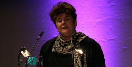 Rena Tangens am Redner.innenpult.