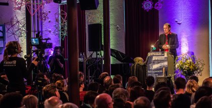 Moderator Andreas Liebold am Redner.innenpult.