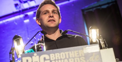 Max Schrems am Redner.innenpult.