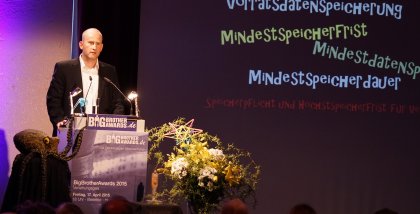Kai Biermann am Redner.innenpult.