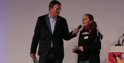 Moderator Andreas Liebold interviewt Leena Simon.