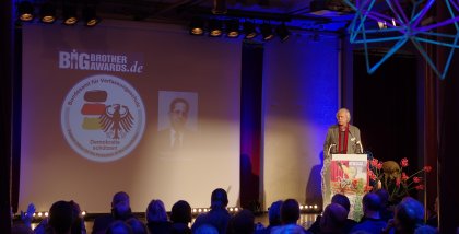 Rolf Gössner am Redner.innenpult.