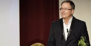 Moderator Andreas Liebold am Redner.innenpult.