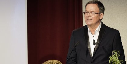 Moderator Andreas Liebold am Redner.innenpult.