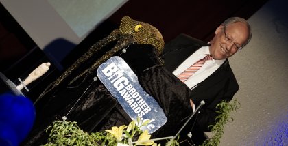 Oberbürgermeister Pit Clausen am Redner.innenpult.
