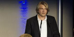 Frank Rosengart am Redner.innenpult der BigBrotherAwards 2017.