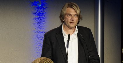 Frank Rosengart am Redner.innenpult der BigBrotherAwards 2017.