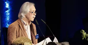 Rolf Gössner am Redner.innenpult.