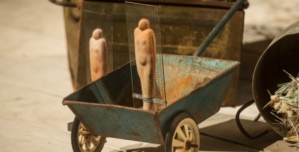 Die BBA-Statue in einer antiken Schubkarre.