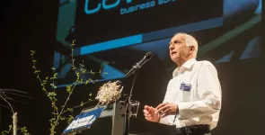Thilo Weichert am Redner.innepult der BigBrotherAwards 2018. Im Hintergrund das Logo von Cevisio.