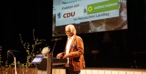 Rolf Gössner am Redner.innenpult.
