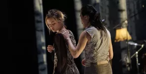 Zwei Personen während einer Tanzchoreografie.